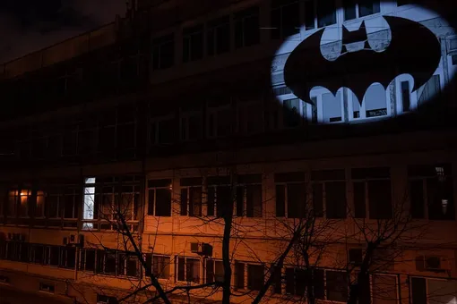 В Петербурге появилась проекция знака Бэтмена в медицинской маске. Его создала арт-группа «Явь»