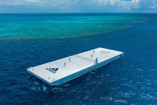 adidas и Parley for the Oceans создали плавучий теннисный корт на Большом Барьерном рифе в Австралии adidas и Parley for the Oceans создали плавучий теннисный корт на Большом Барьерном рифе в Австралии