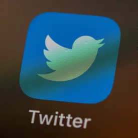 «Глубоко обеспокоены попытками ограничить общение в интернете»: Twitter отреагировал на решение Роскомнадзора замедлить соцсеть