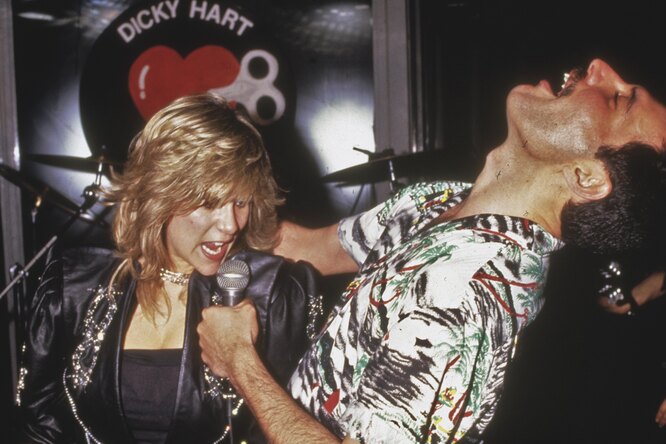 Фредди Меркьюри и Саманта Фокс в Kensington Roof Gardens на афтепати концерта Queen, 12 июля 1986 года. performs a duet with Samantha Fox during a party at Kensington Roof Gardens in London, 12th July 1986. The event is an after-party for Queen's sell-out Wembley concerts. (Photo by Dave Hogan/Getty Images