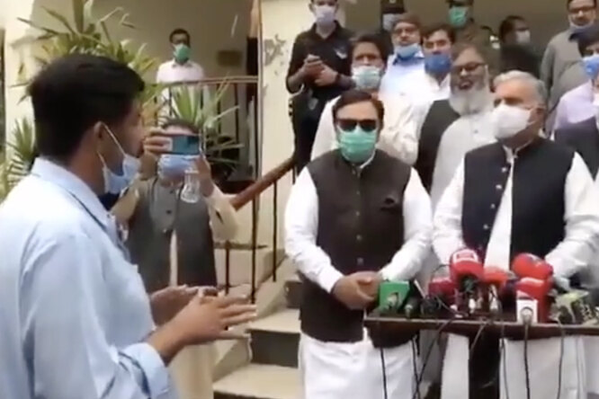Пакистанский министр грубо ответил журналистам на вопрос о коррупции. Корреспонденты забрали микрофоны и ушли с пресс-конференции