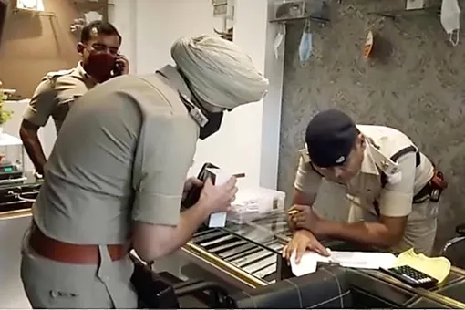 В Индии полицейские 9 лет не могли поймать мошенника — вместо него они каждый раз арестовывали его брата-близнеца
