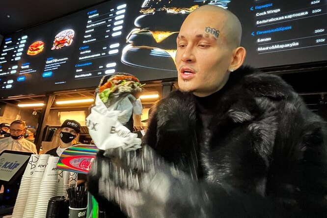 «Не чавкайте, соблюдайте этикет»: Моргенштерн открыл бургерную в центре Москвы