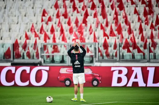 DATE IMPORTED:March 08, 2020Soccer Football — Serie A — Juventus v Inter Milan — Allianz Stadium, Turin, Italy — March 8, 2020 Juventus' Cristiano Ronaldo appaluds during the warm up as the match is played behind closed doors as the number of coronavirus cases grows around the world REUTERS/Massimo Pinca