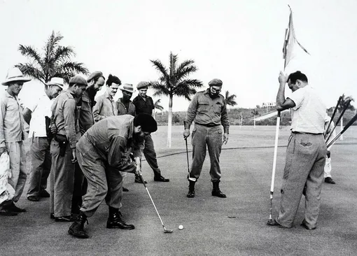 Революционеры играют в гольф, пародируя американского президента Дуайта Эйзенхауэра