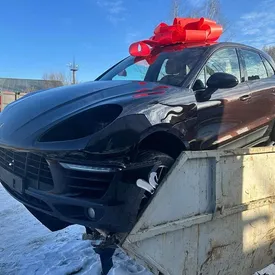 Житель Подмосковья подарил жене на 14 февраля Porsche. Однако супруга сюрприз не оценила, поэтому автомобиль мужчина выбросил в мусорку