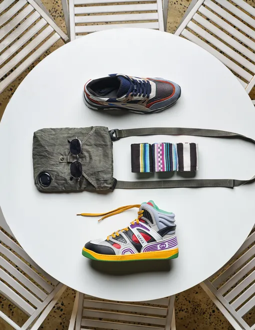 Сумка C. P. Company,
очки H&M,
кроссовки Pal Zileri LAB,
носки Paul Smith,
кроссовки Gucci. Сумка C. P. Company Очки H&M Кроссовки Pal Zileri LABНоски Paul Smith Кроссовки Gucci
