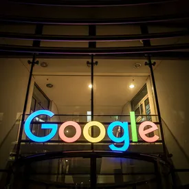В США Google запретил искать товары со словом «оружие»: из выдачи пропали Sex Pistols и Guns N' Roses В США Google запретил искать товары со словом «оружие»: из выдачи пропали Sex Pistols и Guns N' Roses