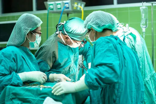 В Китае врачи удалили из головы 76-летнего пациента нож. Он проходил с ним 26 лет