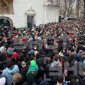 В Москве тысячи людей пришли на прощание с Пашей Техником. Они скандировали имя музыканта