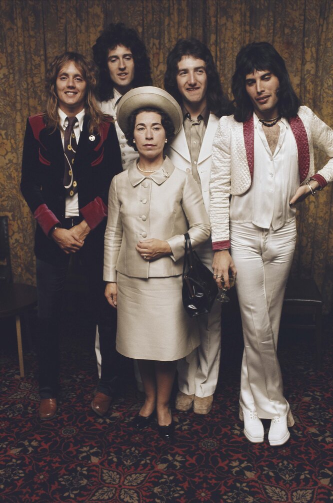 Queen с актрисой Жанетт Чарльз в образе королевы Елизаветы II, 1974 год. Queen с актрисой Жанетт Чарльз в образе