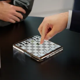 В Москве прошел первый в мире сеанс одновременной игры в шахматы на смартфонах