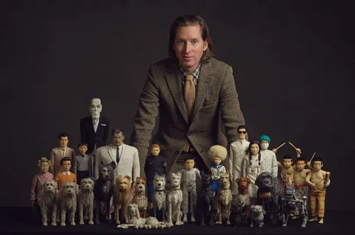 Уэс Андерсон с куклами персонажей «Острова собак»