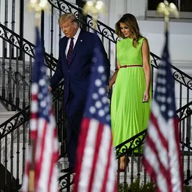 Мелания Трамп пришла на съезд республиканцев в зеленом платье. Теперь в твиттере на него накладывают изображения коронавируса и прогноза погоды Мелания Трамп пришла на съезд республиканцев в зеленом платье. Теперь в твиттере на него накладывают изображения коронавируса и прогноза погоды