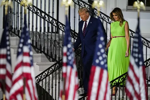 Мелания Трамп пришла на съезд республиканцев в зеленом платье. Теперь в твиттере на него накладывают изображения коронавируса и прогноза погоды