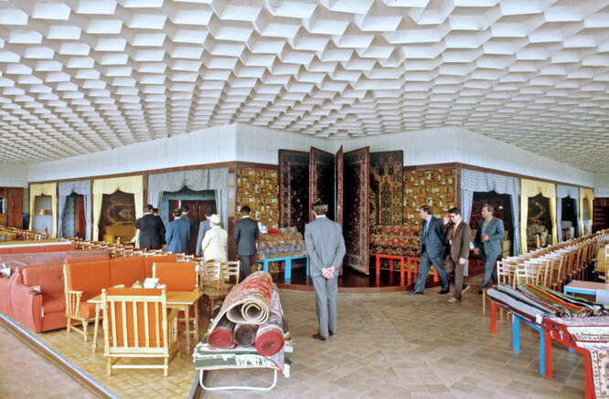 Итак, представьте себе типичную советскую квартиру. Узкий коридор, паркет, на стенах разномастные бумажные обои. Выбор их был большой, а качество — среднее. Сколько стоил рулон производства Минской обойной фабрики?
