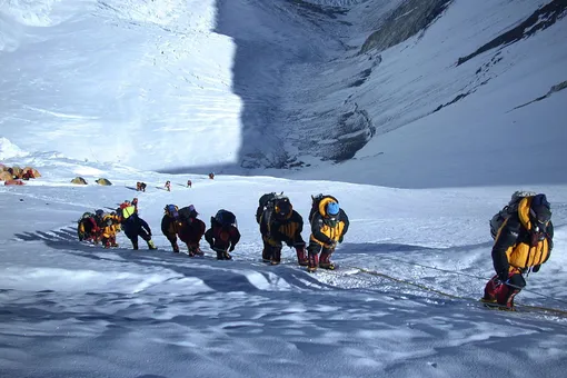 Для восхождения на Эверест, где весной погибли 11 альпинистов, ужесточат правила и поднимут цену