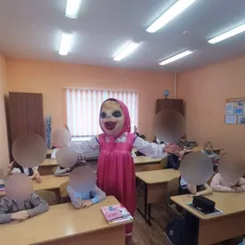 К школьникам из Кемеровской области пришла аниматор в костюме Маши из мультсериала. В соцсетях ее прозвали сестрой Аленки из Нововоронежа К школьникам из Кемеровской области пришла аниматор в костюме Маши из мультсериала. В соцсетях ее прозвали сестрой Аленки из Нововоронежа
