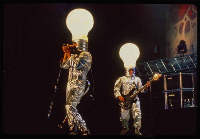 Red Hot Chilli Peppers выступают на фестивале Woodstock в 1994-м году в Нью-Йорке.
