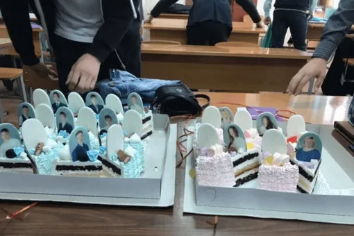 Родители и учителя красноярской школы подарили выпускникам торт. Фото учеников на нем похожи на надгробия