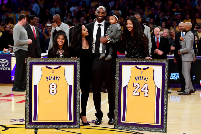 Коби Брайант с семьей в Staples Center в Лос-Анджелесе вскоре после ухода из спорта. Когда он завершил спортивную карьеру, майки с его номерами 8 и 24 были торжественно выведены из обращения Коби Брайант с семьей в Staples Center в Лос-Анджелесе вскоре после ухода из спорта.