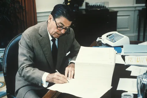 Президент Рональд Рейган в своем кабинете, 1984 год