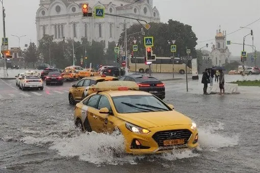 На Москву и Подмосковье снова обрушился сильный ливень. В столице подтоплены два крупных ТЦ