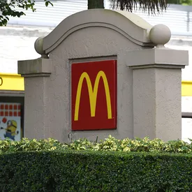 Во Флориде McDonald’s предлагает $50 всем, кто просто придет на собеседование. Люди не хотят работать в заведении Во Флориде McDonald’s предлагает $50 всем, кто просто придет на собеседование. Люди не хотят работать в заведении