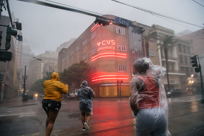 Жители Нового Орлеана переходят дорогу во время урагана «Ида», 29 августа 2021 года.