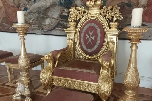 Эрмитаж требует почти 1 млн рублей от посетителя, севшего на трон Павла I Эрмитаж требует почти 1 млн рублей от посетителя, севшего на трон Павла I