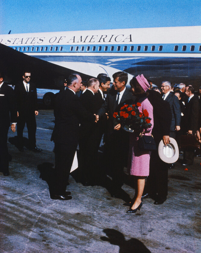 Джон и Жаклин Кеннеди прибывают в Даллас, 22 ноября 1963