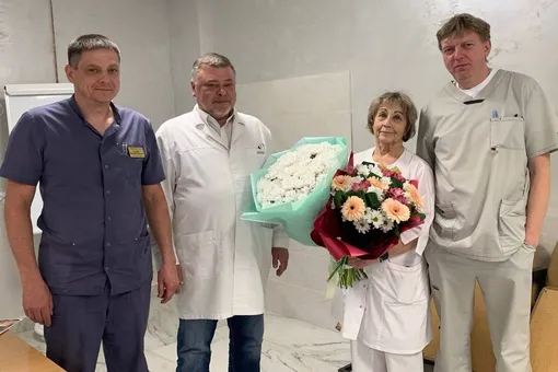 В Каменске-Уральском хирург с 50-летним стажем спасла ребенка, который спустя годы стал ее коллегой В Каменске-Уральском хирург с 50-летним стажем спасла ребенка, который спустя годы стал ее коллегой