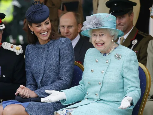 Кейт Миддлтон с королевой Елизаветой II, 2012