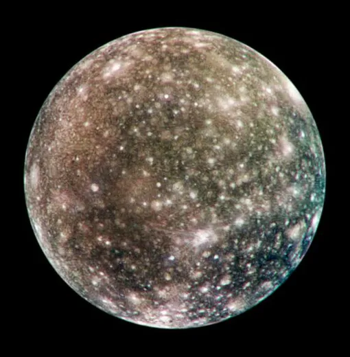 Каллисто, один из спутников Юпитера По размеру он равен Меркурию, но куда легче, поэтому гравитация на нем в восемь раз слабее земной и заметной атмосферы нет Внутри спутника находится водный подповерхностный океан
