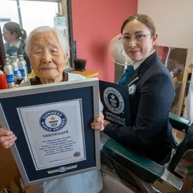108-летнюю жительницу Японии признали старейшим в мире парикмахером. Она занимается любимым делом более 90 лет 108-летнюю жительницу Японии признали старейшим в мире парикмахером. Она занимается любимым делом более 90 лет