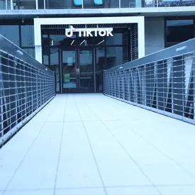 Владелец TikTok отказался продавать соцсеть Microsoft. Но договорился о сделке с Oracle Владелец TikTok отказался продавать соцсеть Microsoft. Но договорился о сделке с Oracle