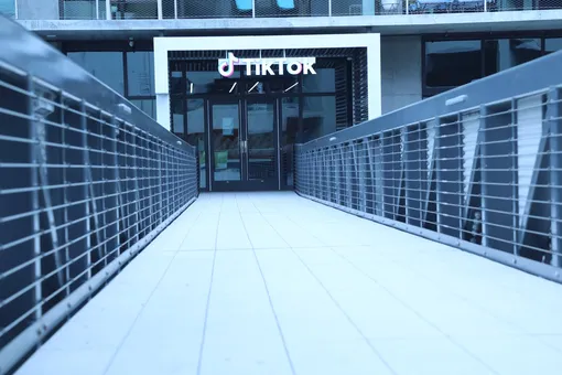 Владелец TikTok отказался продавать соцсеть Microsoft. Но договорился о сделке с Oracle