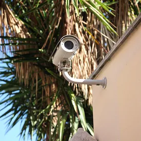 В США женщину ошибочно обвинили в краже из-за системы наблюдения, основанной на ИИ В США женщину ошибочно обвинили в краже из-за системы наблюдения, основанной на ИИ