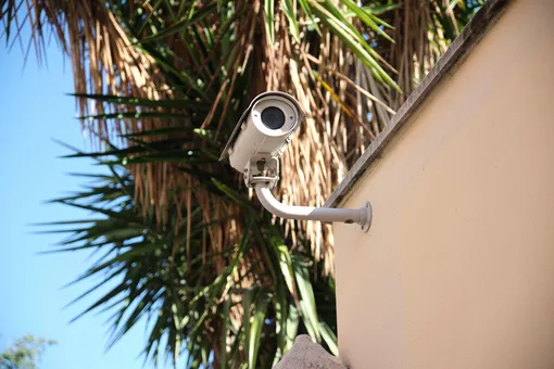 В США женщину ошибочно обвинили в краже из-за системы наблюдения, основанной на ИИ В США женщину ошибочно обвинили в краже из-за системы наблюдения, основанной на ИИ