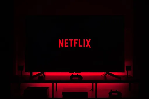 «Неразгаданные тайны», «Офис» и «Проклятая»: Forbes назвал самые популярные сериалы лета-2020 на Netflix