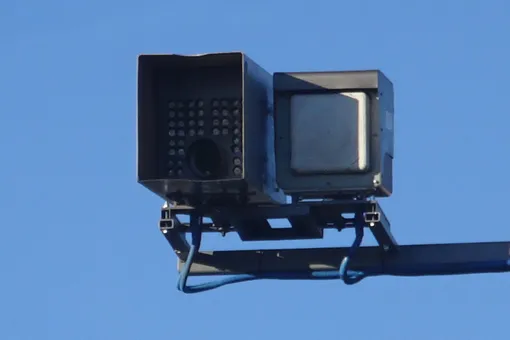 Дорожные камеры в России смогут находить автомобили с выключенными фарами