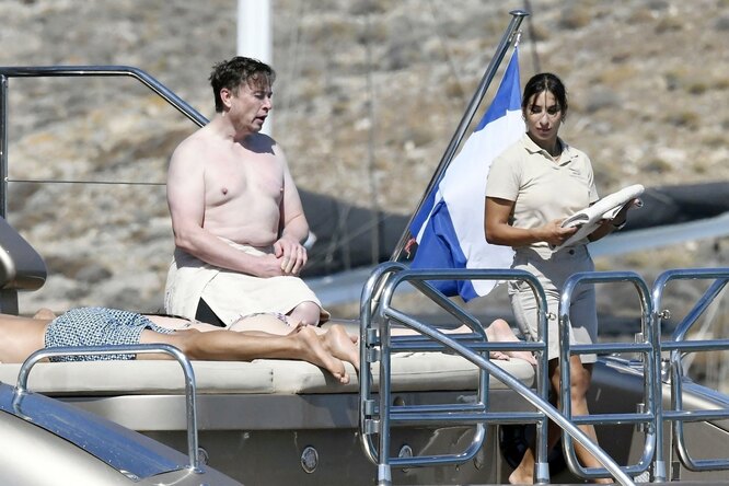 Илон Маск отдохнул на яхте в Греции. Фотографии миллиардера в одних плавках не могли не стать поводом для мемов