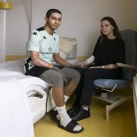 Футболист «Меца» получил ожоги 30% тела, спасая девушку при пожаре. Она 3 недели провела в коме, и недавно пара встретилась впервые после трагедии