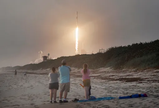 Запуск ракеты Falcon 9, на борту которой находятся 60 спутников Starlink, с мыса Канаверал, штат Флорида, США.