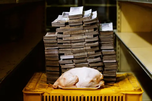 Курица весом 2,4 килограмма обойдется в обычном магазине в Каракасе 14,6 миллиона венесуэльских боливар, что эквивалентно $2.22. При этом минимальная зарплата в стране до введения новой валюты составляла всего 3 млн боливаров ($0,89).