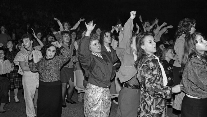 1 мая 1989 г. Зрители на концерте ансамбля "Ласковый май". Нетелев Роберт/Фотохроника ТАСС