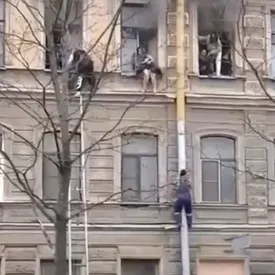 «У города появился новый супергерой»: в Петербурге дворник забрался по водосточной трубе, чтобы спасти людей из пожара