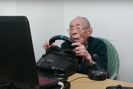 Дедушка из Японии стал популярным гонщиком в 93 года. Внук помог ему освоить компьютерные игры