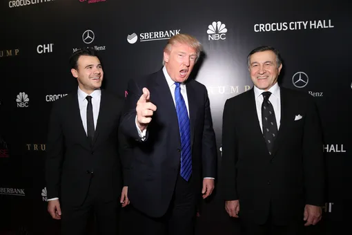 Эмин Агаларов, Дональд Трамп и Арас Агаларов на красной дорожке конкурса «Мисс Вселенная 2013», 2013 год Эмин Агаларов, Дональд Трамп и Арас Агаларов на красной дорожке конкурса «Мисс Вселенная 2013», 2013 год