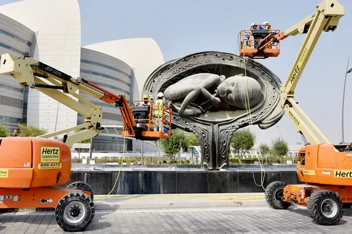 В Катаре со второй попытки открыли скульптуры Дэмьена Херста, показывающие развитие плода в утробе
